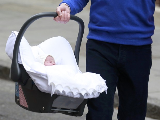 Príncipe William carrega sua nova filha, que nasceu neste sábado (2), em Londres (Foto: Cathal McNaughton / Reuters)