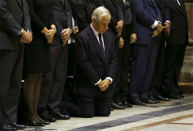 Carlos Fitz-James Stuart Martinez de Irujo, filho da duquesa, se ajoelha durante o funeral na catedral (Foto: Marcelo del Pozo/Reuters) Carlos Fitz-James Stuart Martinez de Irujo, filho da duquesa, se ajoelha durante o funeral na catedral (Foto: Marcelo del Pozo/Reuters)