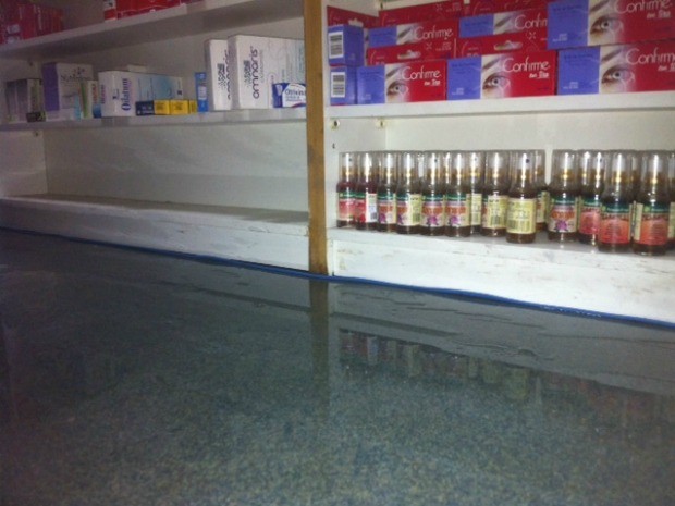 Drogaria também foi invadida pela água no aeroporto de Manaus (Foto: Adneison Severiano/G1 AM)