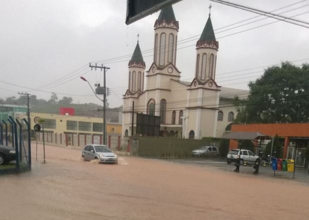 G1 Chuva Alaga Ruas E Casas E Provoca Quedas De Muro Em Joinville SC