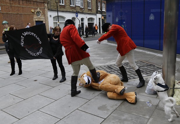 Protesto busca chamar atenção para recursos gastos pela polícia britânica (Foto: Lefteris Pitarakis/AP)
