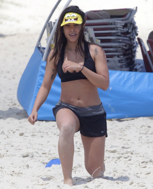 Anitta faz treino funcional na praia da Barra da Tijuca, RJ (Foto: Gabriel Reis / Ag. News)