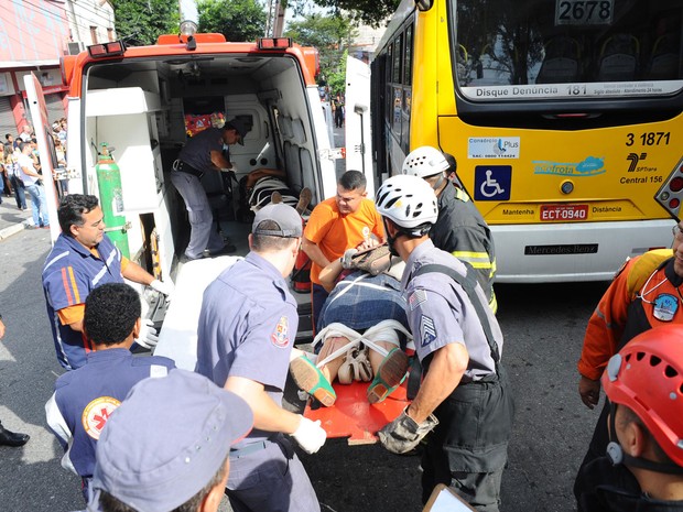 G1 Sp 9h Ônibus Bate Em árvore E Deixa Feridos Notícias Em