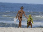 Juliana Knust leva filho à praia no Rio e desfila corpão à beira-mar