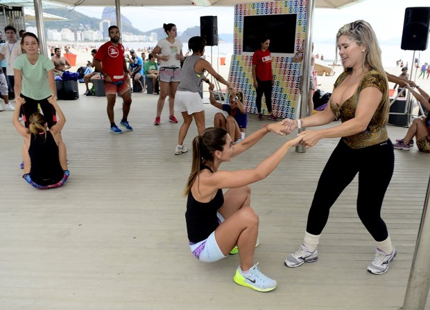 Mulher Maçã participa de aula na praia de Copacabana, no Rio (Foto: Roberto Teixeira/EGO)