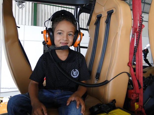 Peterson Constancia Alves, de 7 anos, sonha em ser bombeiro e vive dia de &#39;piloto&#39; em MG  (Foto: Flávia Cristini/G1)