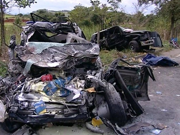 Acidente deixou carros destruídos (Foto: Reprodução/ TV Gazeta)