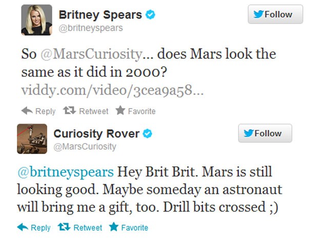 Britney Spears e o robô Curiosity trocam mensagens no Facebook. (Foto: Reprodução)