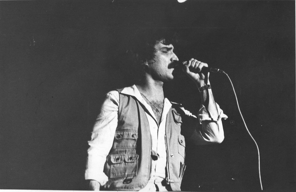 Belchior durante show em São Paulo em 1979 (Foto: Benedito Salgado/Estadão Conteúdo)