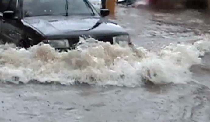 Quando água chega na altura dos faróis, pode alcançar também a entrada de ar do motor