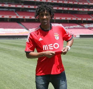 Cortez apresentação Benfica (Foto: Divulgação/Site Oficial do Benfica)