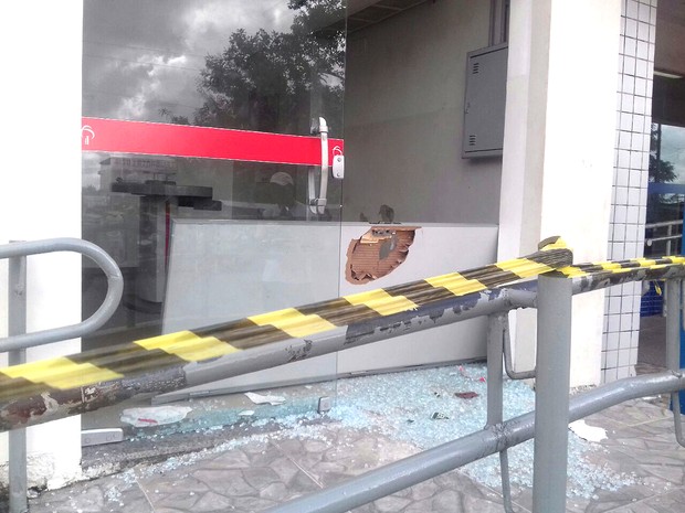 Criminosos explodem banco em Santa Luzia do Paruá, MA (Foto: Jane Mendes/TV Mirante)