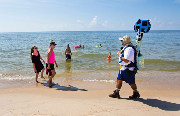 Gregg Matthews com a mochila do Google em praia da Ilha de Saint George, na Flórida, carrega mochila do Google com 15 lentes distintas para registrar paisagens em 360 graus. (Foto: AP/Visit Florida, Colin Hackley)