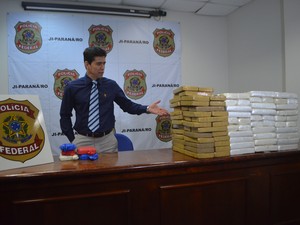 Delegado Everton Manso mostra os mais de 200 kg de pasta base apreendidos (Foto: Pmela Fernandes/G1)