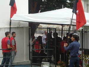 Candidatos foram impedidos de entrar no Fórum durante reunião entre Fabiano Moura e comando de greve (Foto: André Resende/G1)