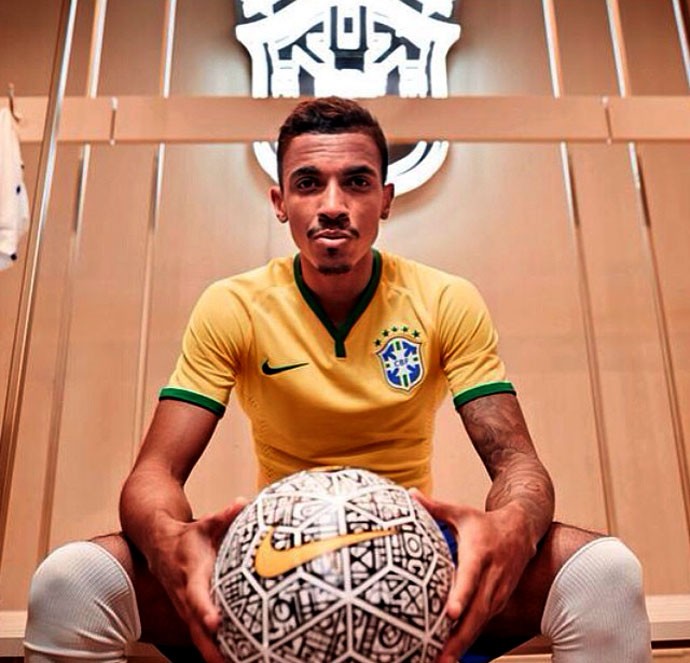Luiz Gustavo camisa seleção brasileira evento nike em madrid (Foto: Divulgação / Nike)