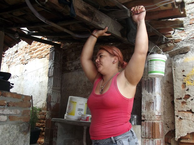 Em Carnaúba dos Dantas, RN, Robéria Danielle Dantas há dois anos só toma banho de cuia  (Foto: Anderson Barbosa/G1)