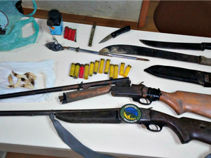 Polícia ainda apreendeu armas e municções com os quatro suspeitos (Foto: Divulgação/BPA)