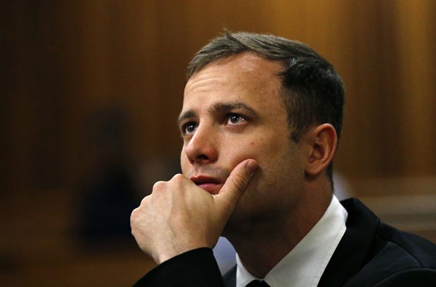 O atleta paralímpico Oscar Pistorius é visto no quarto dia de sua audiência de sentença em Pretória, na África do Sul, nesta quinta-feira (16) (Foto: Siphiwe Sibeko/AP)