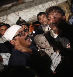 Chega a 45 o número de mortos em queda de prédio (Vivek Prakash/Reuters)