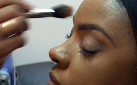 Vídeo exclusivo: Cris Vianna mostra passo a passo da maquiagem de Juju Popular