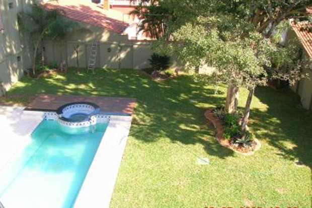 Quintal com gramado e piscina na casa de Roger Abdelmassih em Assunção, no Paraguai (Foto: Divulgação)