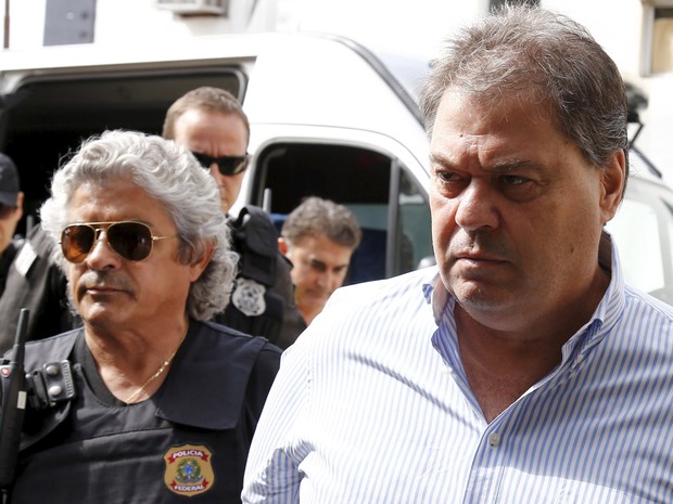 13/04/2016 - O ex-senador Gim Argello é escoltado pela Polícia Federal ao deixar o Instituto Médico Legal em Curitiba (Foto: Rodolfo Buhrer/Reuters)