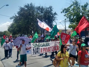 Manifestantes ocupam a Avenida Fernandes Lima, em Maceió (Foto: Marcio Chagas/G1)