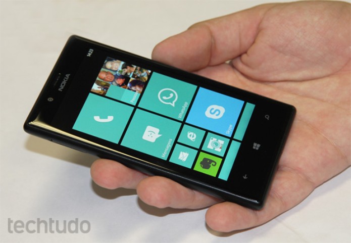 Lumia 720 tem tela de 4,3 polegadas e tamanho mediano (Foto: Isadora Díaz/TechTudo) Lumia 720 tem tela de 4,3 polegadas e tamanho mediano (Foto: Isadora Díaz/TechTudo)