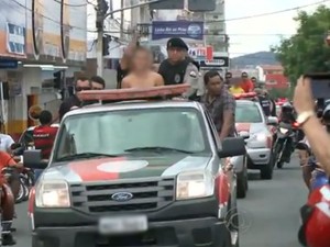 Polícia Militar desfilou em carro aberto com suspeitos, entre eles dois adolescentes, na cidade de Patos, Sertão da Paraíba (Foto: Reprodução/TV Paraíba)