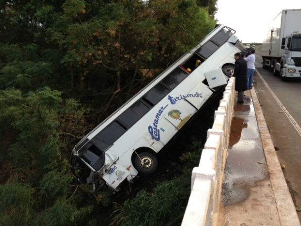 Outro ônibus que seguia atrás ficou pendurado em uma ponte  (Foto: Alberto D'Angele / RPC TV)