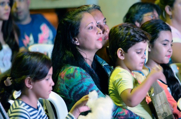 As famílias do bairro Vera Cruz participaram de uma sessão de cinema ao ar livre (Foto: Divulgação/Evandro Duarte) As famílias do bairro Vera Cruz participaram de uma sessão de cinema ao ar livre (Foto: Divulgação/Evandro Duarte)