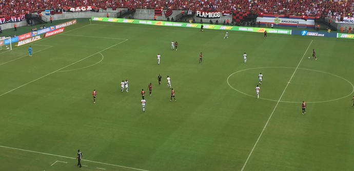 Vasco defesa Flamengo (Foto: Cahê Mota / GloboEsporte.com)
