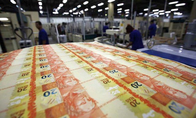 Crédito em queda: aperto nas condições faz brasileiros adiarem planos (Foto: Marcelo Sayão / EFE / Veja)