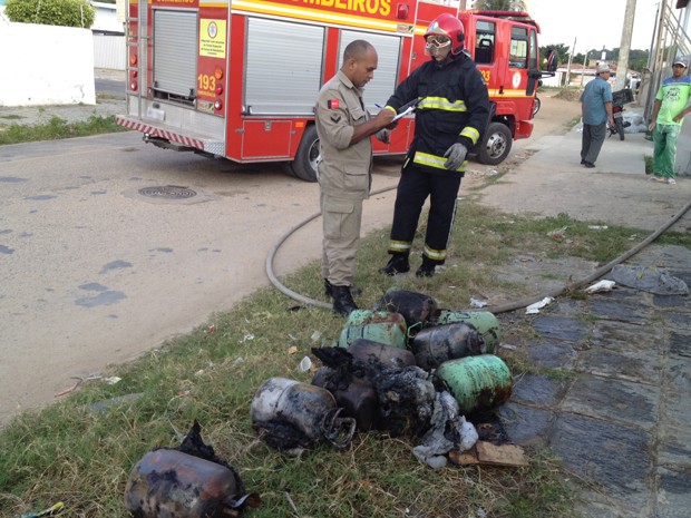 Ainda segundo o cabo, no local havia cilindros de refrigeração, mas não ofereciam perigo, já que estavam vazios. O incêndio só causou danos materiais, de acordo com o Corpo de Bombeiros.   (Foto: Walter Paparazzo G1/PB)