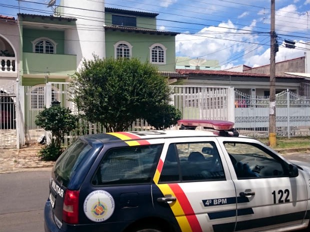 Carro da Polícia Militar em frente a casa do Guará; moradora se trancou com filhos em quarto após ligação de falso sequestro (Foto: Mateus Rodrigues/G1) Carro da Polícia Militar em frente a casa do Guará; moradora se trancou com filhos em quarto após ligação de falso sequestro (Foto: Mateus Rodrigues/G1)