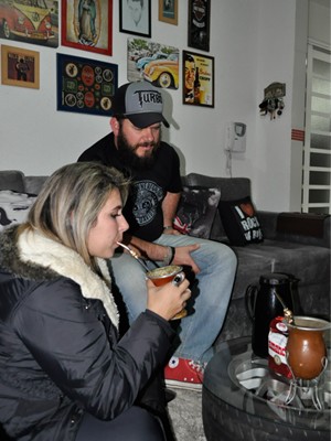 Na casa de Kemely e André o chimarrão conquistou o espaço do café. (Foto: Lúcia Ribeiro/G1)