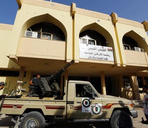 Integrantes da milícia líbia de Misrata durante combates entre milícias pelo controle do aeroporto de Trípoli, na Líbia (Foto: EFE)