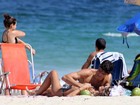 Que calor! Yasmin Brunet e Evandro Soldati namoram em praia do Rio