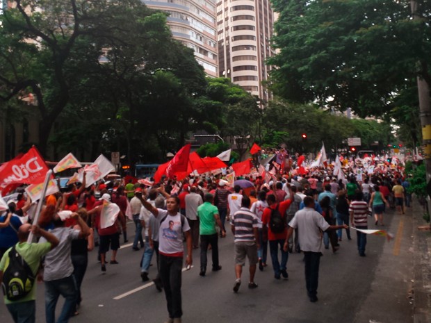 Durante a manifestação, integrantes de movimentos sociais, estudantes e militantes políticos ocuparam a Avenida Afonso Pena, no centro de BH (Foto: Humberto Trajano/G1)