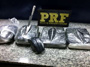Homem é preso com quatro quilos de drogas em ônibus em Lavrinhas, SP (Foto: Divulgação/ PRF)