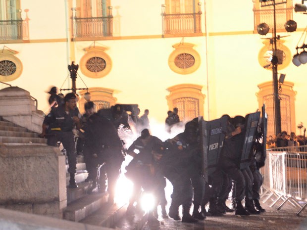 Momento em que bomba é disparada contra o grupo de policiais em frente à Alerj (Foto: Bruno Jenz Doria de Araujo/VC no G1)