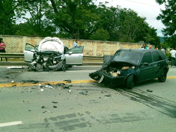 Carros bateram de frente em curva da rodovia Raposo Tavares (Foto: Divulgação/São Roque Notícias)