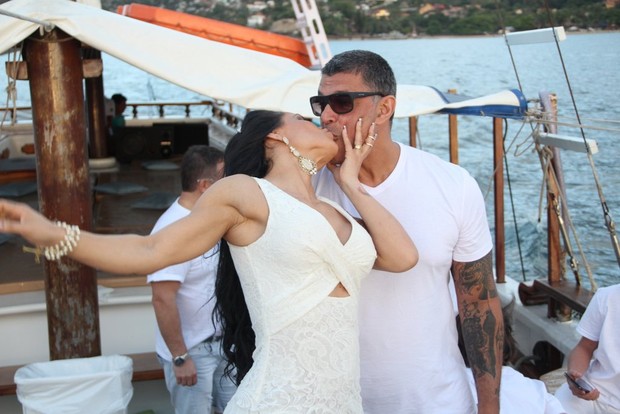 Fabiana tasca um beijão em Alexandre Frota (Foto: Rodrigo dos Anjos/Ag News)