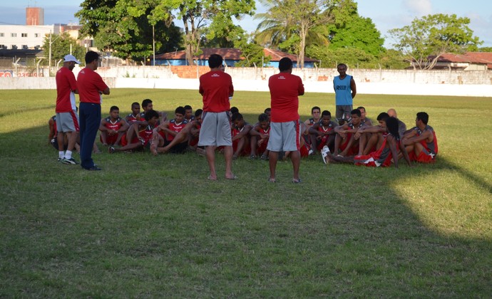 Jogadores e comissão técnica do Auto Esporte fazem greve no treinamento, mas entrama em campo contra o Campinense (Foto: Amauri Aquino / GloboEsporte.com/pb)