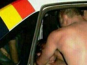 Homem fotografado fazendo sexo com mulher em carro da Polícia Militar do Distrito Federal (Foto: Reprodução)