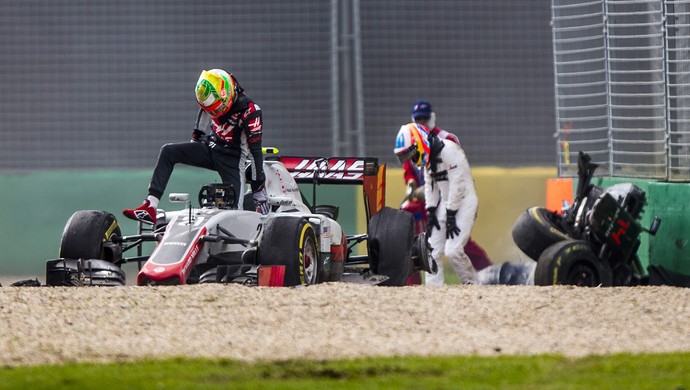 Estaban Guti&eacute;rrez e Fernando Alonso deixam carros ap&oacute;s batida na Austr&aacute;lia (Foto: EFE)
