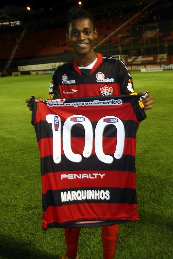 Marquinhos é homenageado pelos 100 jogos com a camisa do Vitória (Foto: Divulgação/EC Vitória)