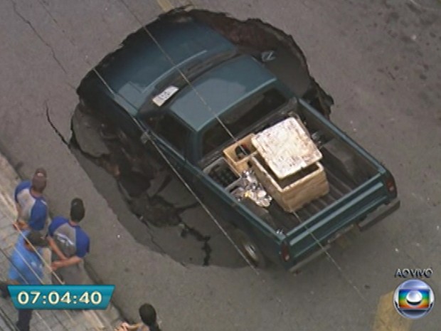 Carro cai em buraco em Itapecerica da Serra (Foto: Reprodução/TV Globo)