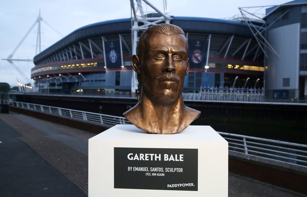 Gareth Bale ganhou busto em Cardiff antes da final, mas pode não ser titular em casa (Foto: Divulgação / Paddy Power)